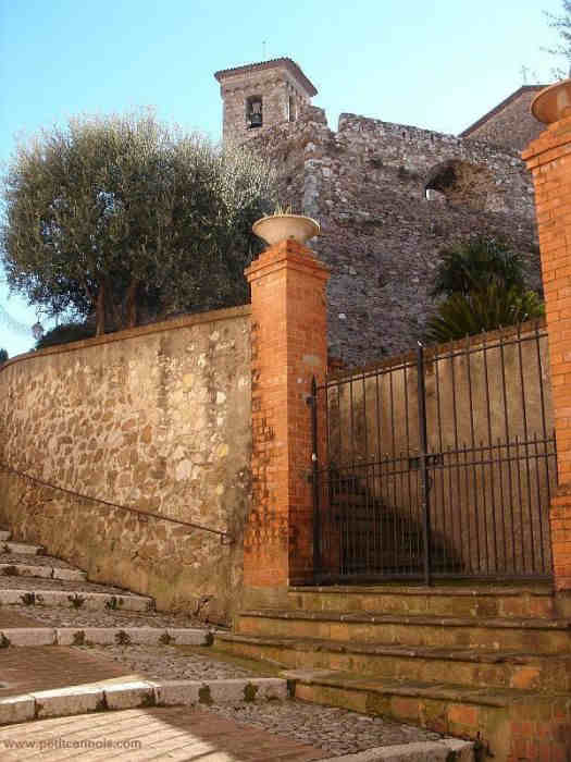 escalier  calad&eacute;e menant  vers l'&eacute;glise du Suquet &agrave; Cannes