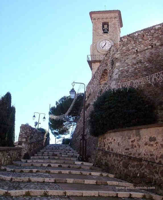 escalier  calad&eacute;e menant  vers l'&eacute;glise du Suquet &agrave; Cannes