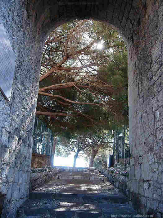 entr&eacute;e de l'esplanade de l'&eacute;glise du Suquet &agrave; Cannes