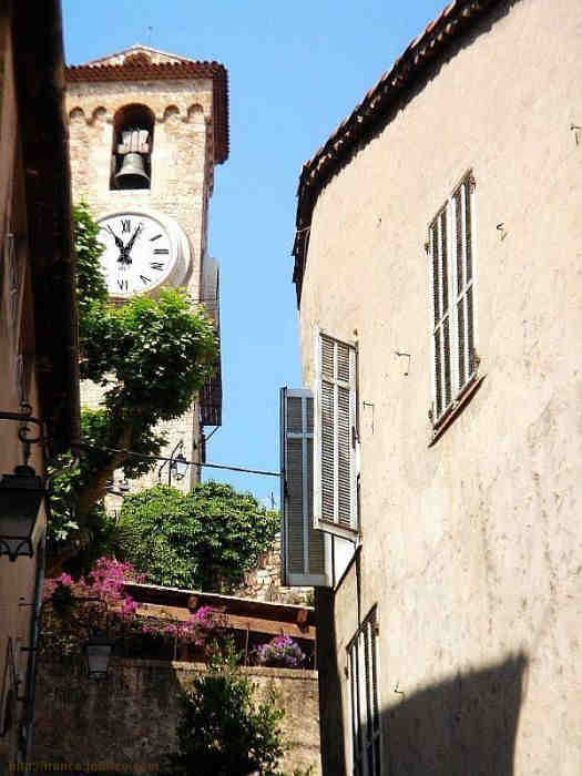 Vue du  clocher de l'&eacute;glise Notre-dame de l'Esp&eacute;rance  au Suquet &agrave; Cannes