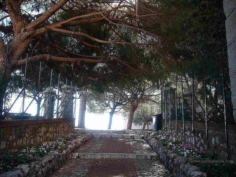 L'esplanade devant l'&eacute;glise du Suquet