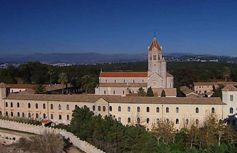 Abbaye et abbatiale de St-Honorat  vus d'avion