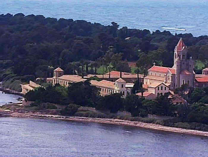bbaye et abbatiale de St-Honorat  vus d'avion