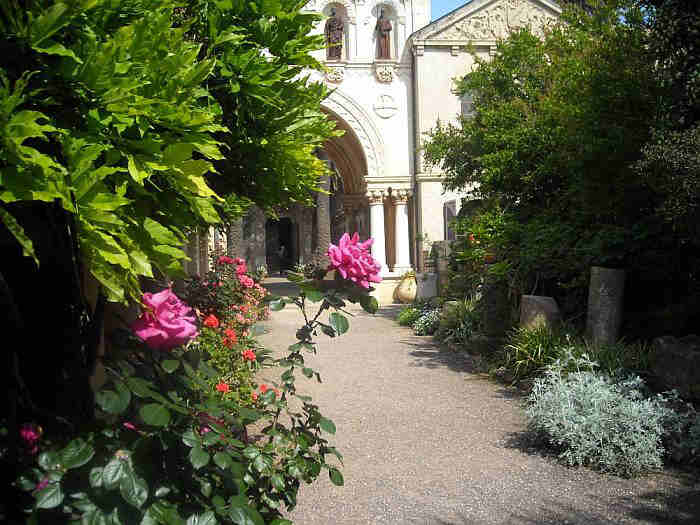 All&eacute;e vers  l'abbatiale de l' abbaye Saint-Honorat
