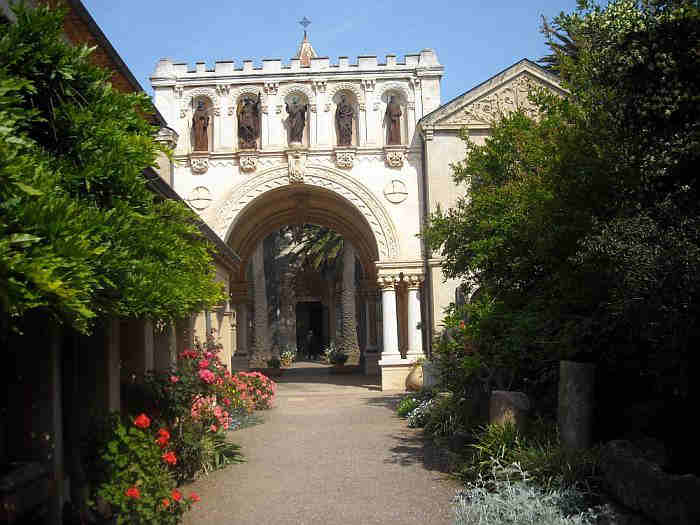 All&eacute;e vers  l'abbatiale de l' abbaye Saint-Honorat