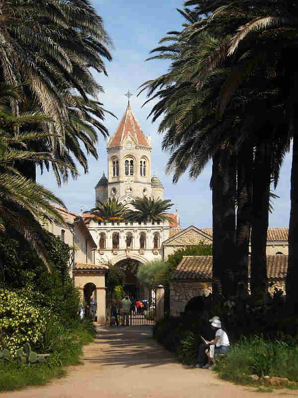 Entr&eacute;e de l'All&eacute;e vers  l'abbatiale de l' abbaye de Saint-Honorat