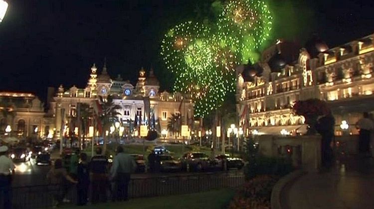Monaco,  l'h&ocirc;tel de Paris, le casino, festival   pyrotechnique le soir