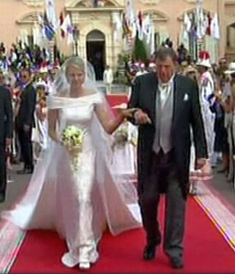 Charl&egrave;ne to her father's arm