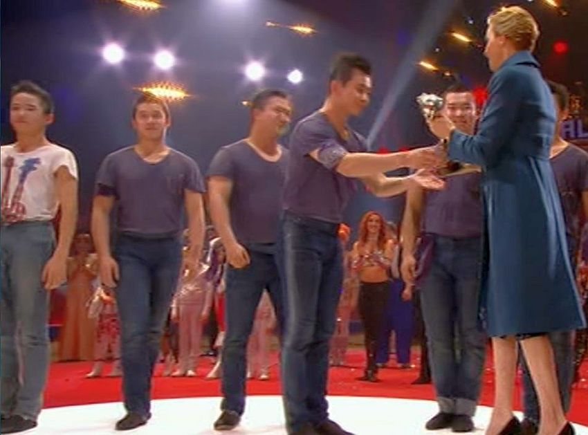 Troupe acrobatique du Wuhan, Chine, clown  d'argent