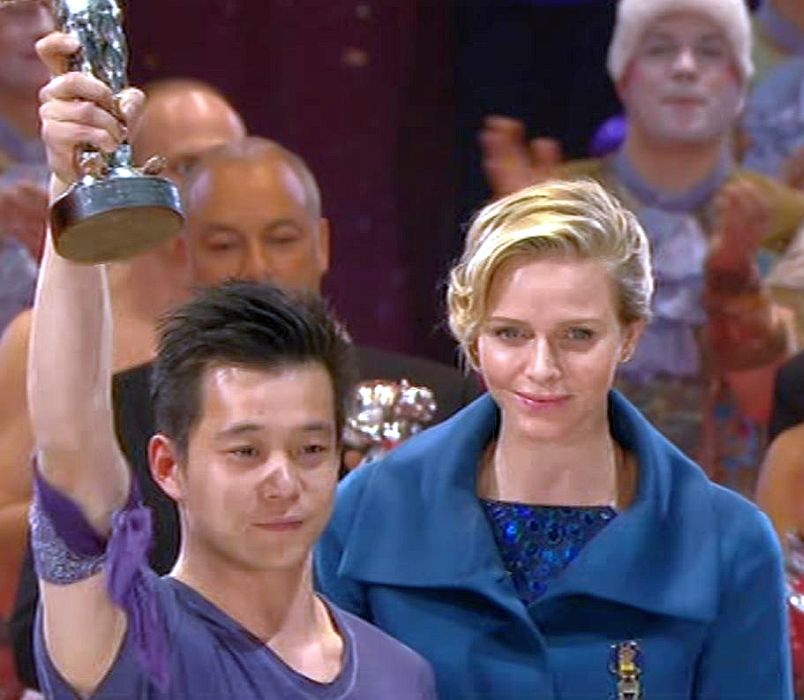 Troupe acrobatique du Wuhan, Chine, clown  d'argent