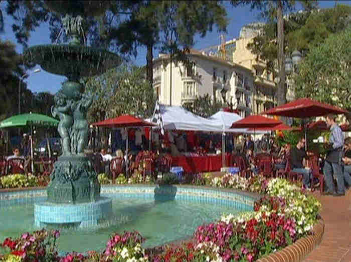 Fontaine et terrasse de caf&eacute; &agrave; Monaco