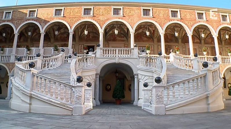 Grand escalier de la cour d'honneur du Palais de Monaco
