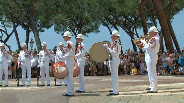 Rel&egrave;ve de la garde devant le Palais de Monaco