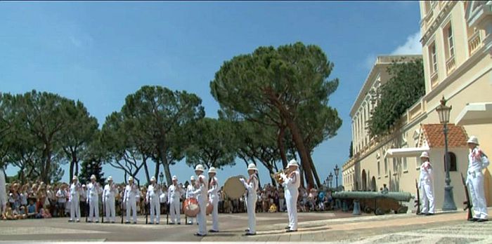 Rel&egrave;ve de la garde devant le Palais de Monaco