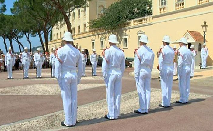 Rel&egrave;ve de la garde devant le Palais de Monaco
