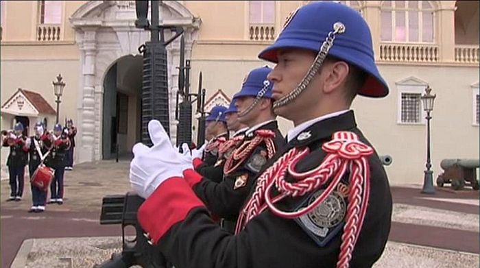 Rel&egrave;ve de la garde devant le Palais de Monaco