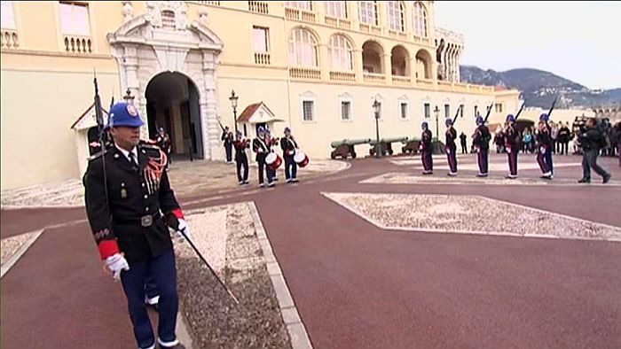 Rel&egrave;ve de la garde devant le Palais de Monaco