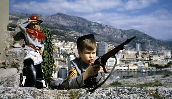 Albert de Monaco  joue au soldat sur les remparts de Monaco