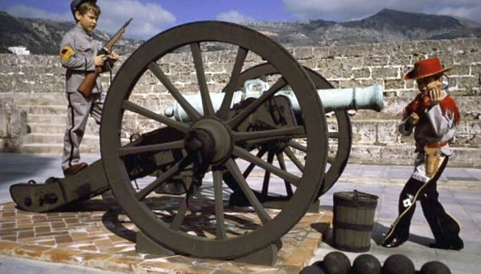 Albert de Monaco  joue au soldat sur les remparts de Monaco