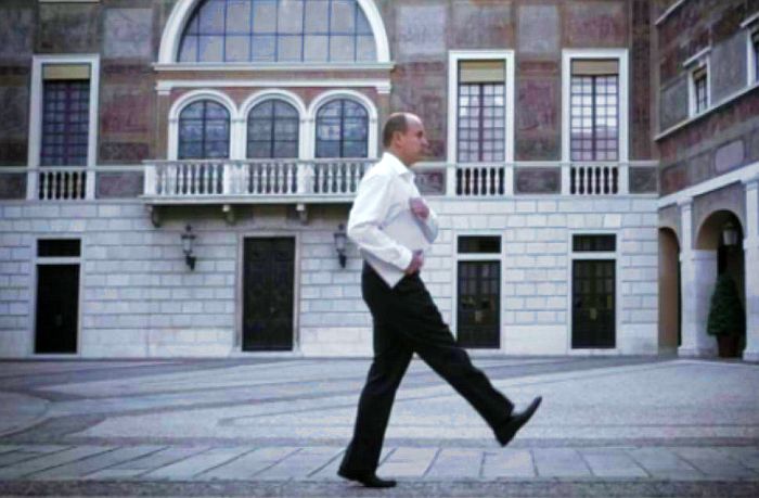 Le prince Albert montre comment il jouait au garde  quand il &eacute;tait enfant