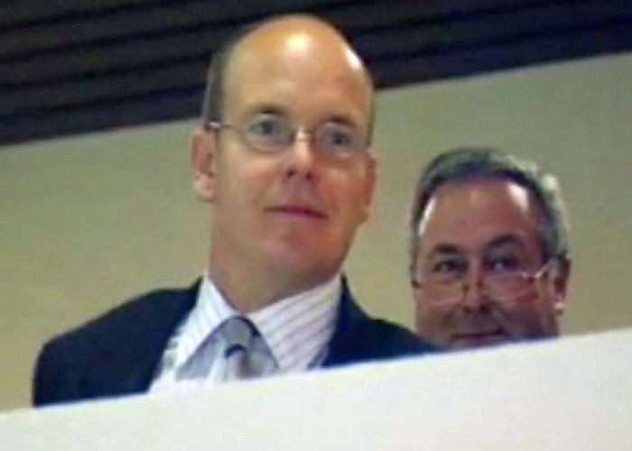 Prince Albert very interested  by Charl&egrave;ne in the swimming pool