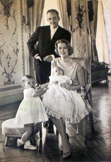 Le prince Rainier, la  princesse Grace, Caroline et Albert 